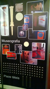 Foto mostra um dos paineis dedicado a mostrar o trabalho elaborado na área de museologia.