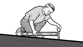 Desenho em tons de cinza mostra um homem agachado usando uma trena e uma régua com bolha de nível para medir inclinação de uma rampa