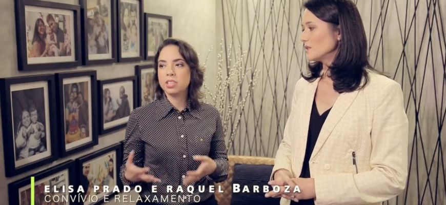 Imagem do vídeo sobre a mostra com a Arq. Elisa Prado (esquerda) e Arq. Raquel Barboza (direita), no ambiente Convívio e Relaxamento.